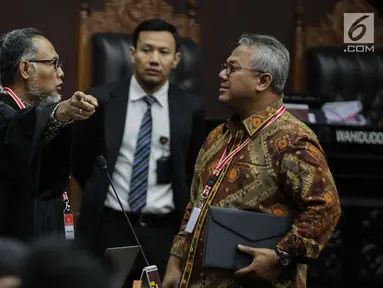 Ketua KPU Arief Budiman (kanan) berbincang dengan pemohon Ketua Tim Hukum Prabowo-Sandiaga, Bambang Widjojanto sebelum sidang sengketa Pilpres 2019 di Gedung MK, Jakarta, Selasa (18/6/2019). Sidang beragendakan mendengarkan jawaban dari termohon. (Liputan6.com/Faizal Fanani)