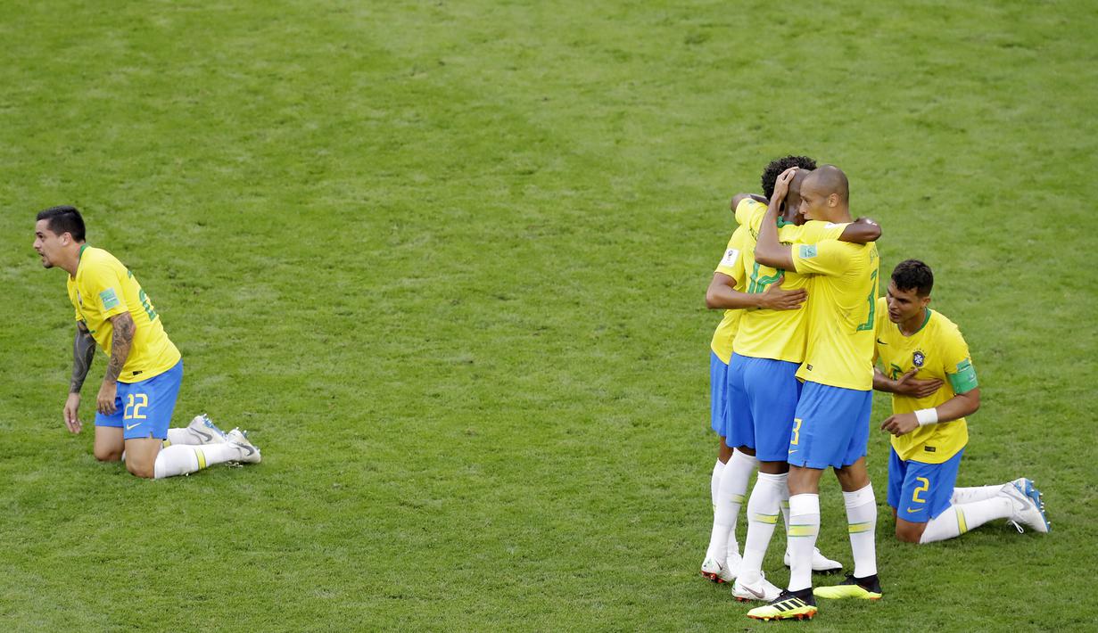 Para pemain Brasil merayakan kemenangan atas Meksiko pada babak 16 besar Piala Dunia di Samara Arena, Samara, Senin (2/6/2018). Brasil menang 2-0 atas Meksiko. (AP/Sergei Grits)