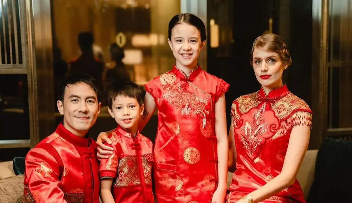 Sementara sang istri tampil dengan cheongsam merah yang begitu cocok dengan paras bulenya. Daniel Mananta pun tampil dengan atasan lengan panjang dipadukan celana hitam.  [@ferrysunarto_official]