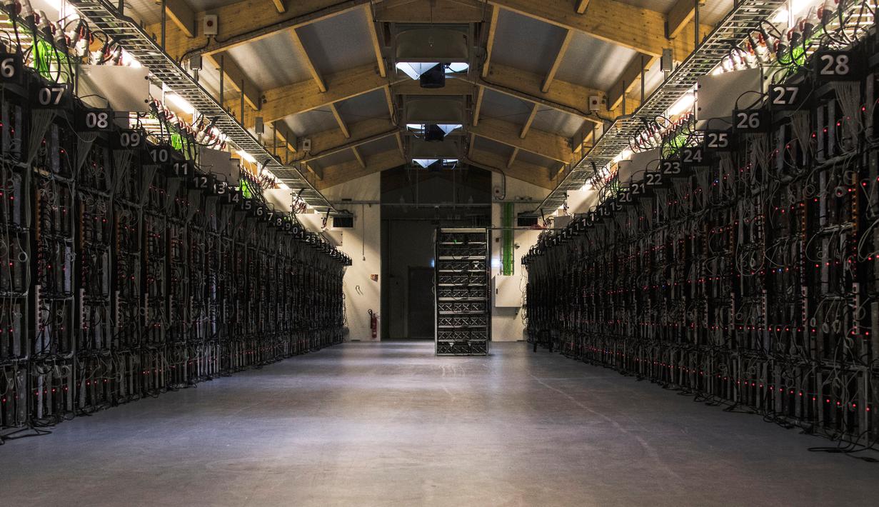 Rig pertambangan dari komputer super di dalam pabrik bitcoin 'Genesis Farming' di dekat Reykjavik, Islandia (16/3). Pabrik yang berada di lokasi rahasia di Islandia ini merupakan salah satu pabrik bitcoin terbesar di dunia. (AFP Photo/Halldor Kolbeins)