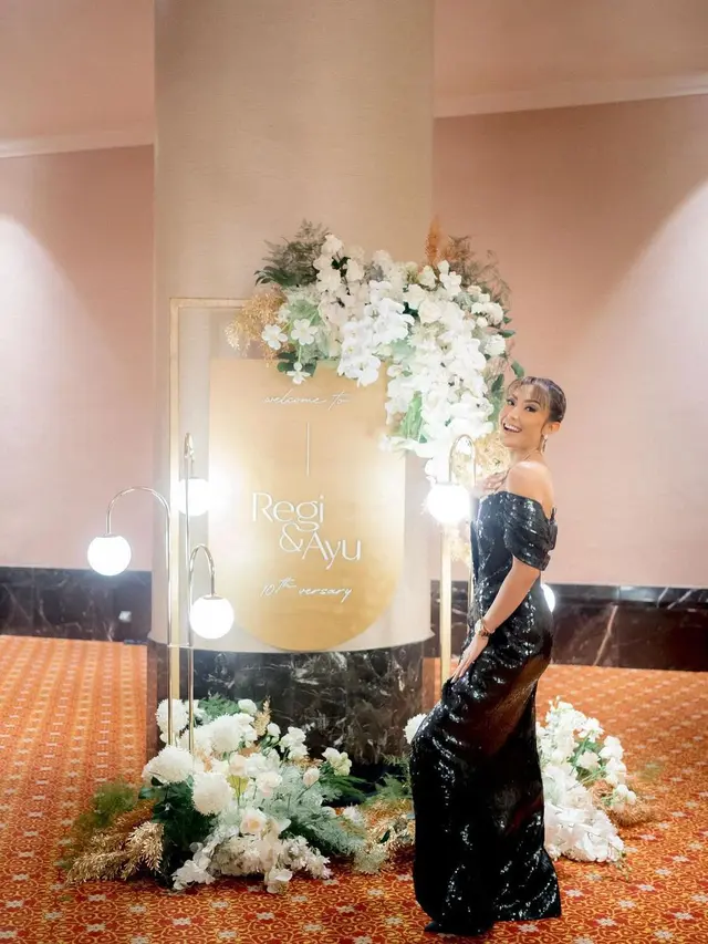 Potret Kompak Ayu Dewi dan Regi Datau Rayakan 10 Tahun Pernikahan, Mulai Kenakan Gaun Klasik hingga Adat Jawa