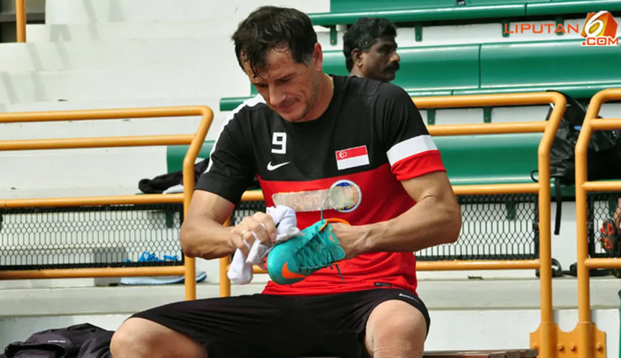 Pemain Singapura bersiap kembali ke hotel tempat seluruh peserta grup B Piala AFF Suzuki 2012 menginap, usai latihan tertutup di Lapangan Maybank, Putrajaya, Malaysia, pada 27 November 2012.