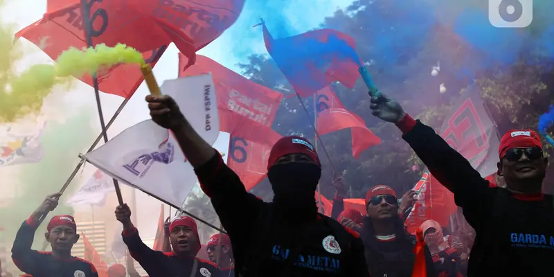 Massa Buruh Berunjuk Rasa di Kawasan Patung Kuda Jakarta
