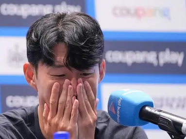 Son Heung-min tak mampu membendung air mata saat mengumumkan keputusan meninggalkan Tottenham Hotspur pada konferensi pers jelang melawan Newcastle United pada ajang Coupang Play Series di Seoul, Korea Selatan, Sabtu (2/8/2025). (AP Photo/Ahn Young-joon)