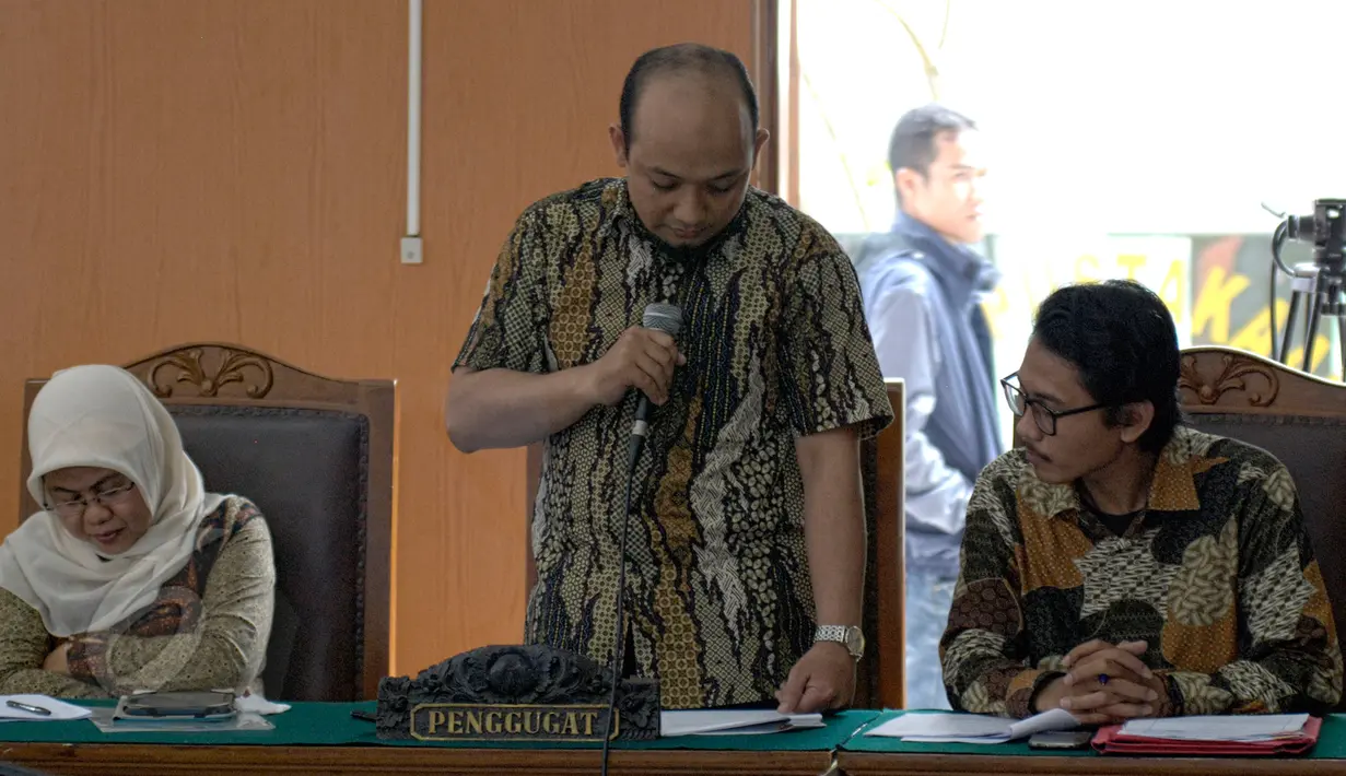 Novel Baswedan membacakan permohonan praperadilannya di PN Jakarta Selatan, Jumat (29/5/2015). Novel dan kuasa hukum KPK membacakan surat permohonan praperadilan terkait penangkapannya oleh pihak Bareskrim Polri. (Liputan6.com/Yoppy Renato)