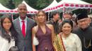 <p>Pelatih Timnas Indonesia, Patrick Kluivert (kedua kiri) berfoto bersama dengan pemain Timnas Indonesia putri, Claudia Scheunemann (tengah) dan Keysha Bulgamin (kiri), serta Dubes Indonesia untuk Belanda, Petahana Mayerfas setelah mengikuti upacara pengibaran bendera merah putih dalam perayaan hari ulang tahun kemerdekaan Indonesia ke-80 di KBRI Den Haag, Belanda, Minggu (17/08/2025). (Source: Twitter)</p>
