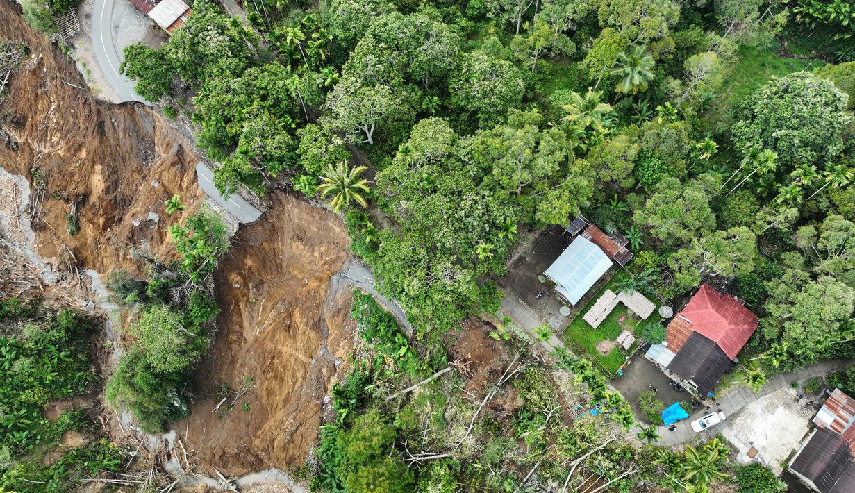 Pembukaan jalur darat dengan membersihkan jalan yang tertimbun longsor. Tampak foto udara yang diambil menggunakan drone ini menunjukkan wilayah yang terdampak longsor di Bener Meriah, Provinsi Aceh, Rabu 3 Desember 2025. (AP Photo/Syahrul Rizal)
