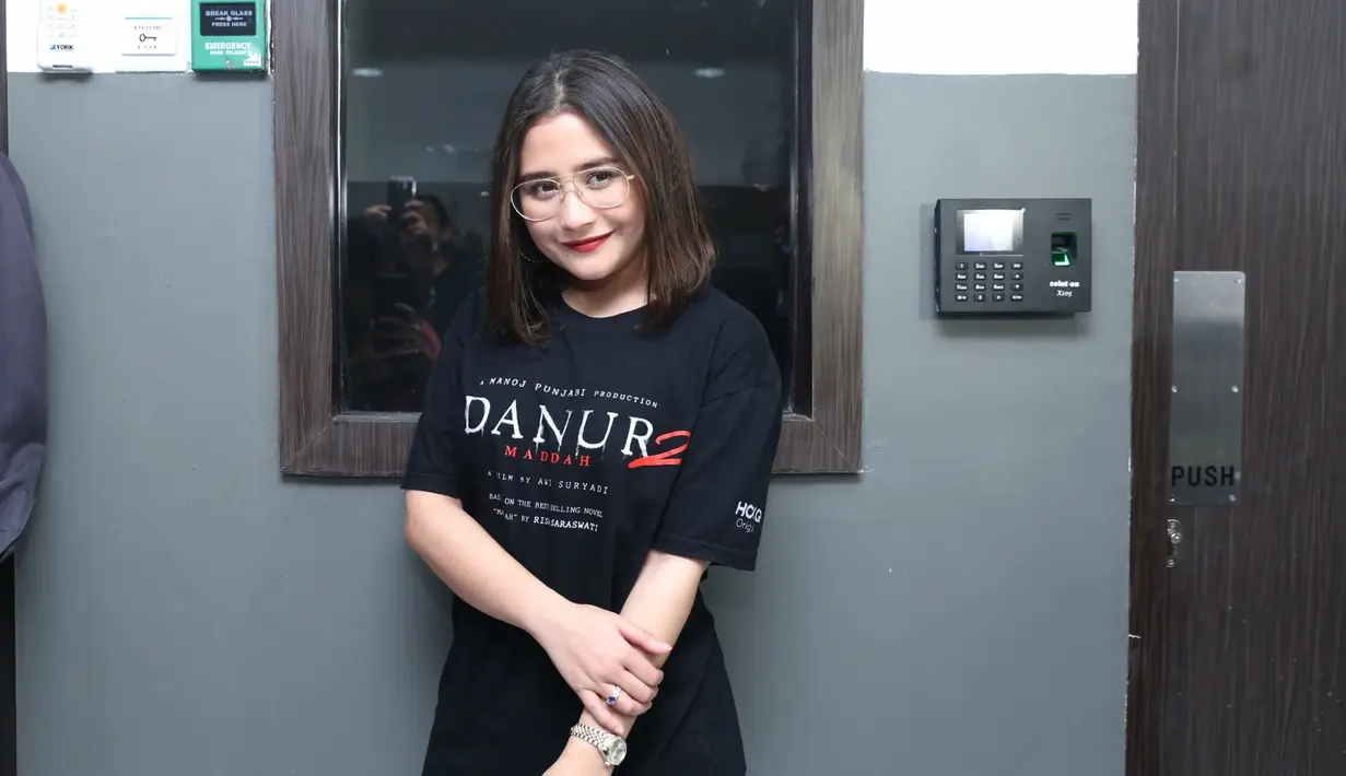 "Aku pusing banget gara-gara film Danur 2 ini adik aku takut sama aku sendiri. Adik aku takut sama kakaknya sendiri. Jadi setiap aku pulang dia nutupin muka, karena dia nggak mau lihat muka aku," ujar Prilly. (Nurwahyunan/Bintang.com)