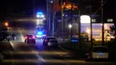 The Sun Journal, mengutip juru bicara kepolisian Lewiston, melaporkan penembakan di tiga bisnis terpisah: arena bowling Sparetime, Restoran Schemengees Bar & Grille, dan pusat distribusi Walmart. (AP Photo/Robert F. Bukaty)