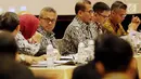 Ketua KPU Arief Budiman (kedua kiri) saat Rekapitulasi Nasional Peserta Pemilu 2019, Jakarta (17/2). Keempat belas partai itu dianggap memenuhi syarat administrasi dan verifikasi faktual secara nasional. (Liputan6.com/JohanTallo)