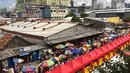 Suasana aktivitas di Jalan Jati Baru Raya, Jakarta, Jumat (22/12). Terkait penataan PKL, Pemprov DKI Jakarta mulai menutup sepanjang jalan di depan Stasiun Tanah Abang pukul 08.00-18.00 WIB. (Liputan6.com/Immanuel Antonius)