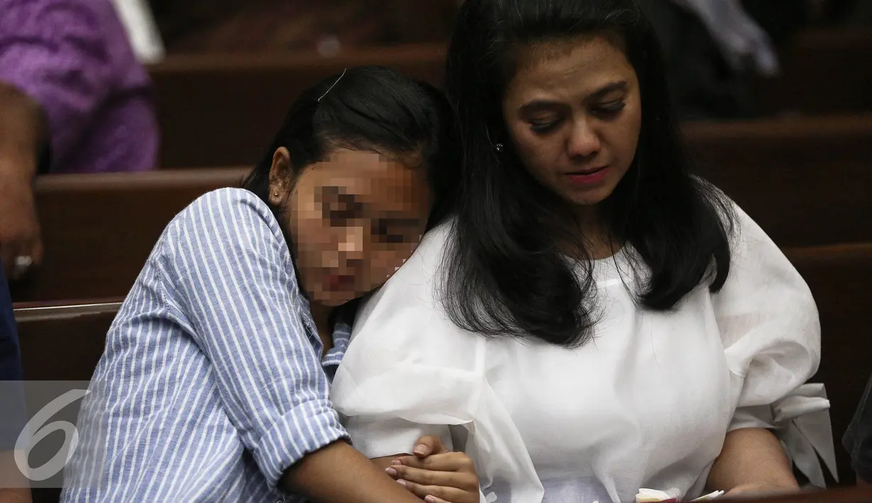Terdakwa Damayanti Wisnu Putranti ditemani anaknya saat menjalani sidang pembacaan tuntutan di Pengadilan Tipikor Jakarta, Senin (29/8). Seorang putri Damayanti terlihat bersandar di bahu ibunya. (Liputan6.com/Faizal Fanani)
