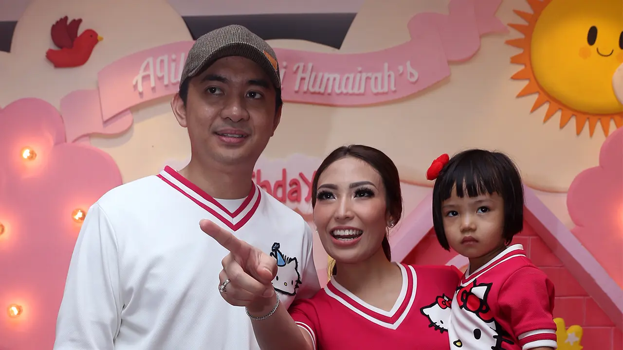 Ayu Dewi dan keluarga