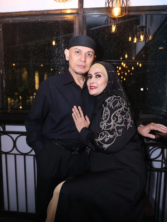 Setahun kemudian, tepatnya tanggal 9 Oktober 1992, pasangan ini meresmikan hubungannya di rumah Babby, dan hanya dihadiri oleh keluarga dekat saja. (Andy Masela/Bintang.com)