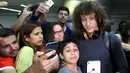 Sejumlah fans berselfie dengan bek Brasil, David Luiz dibandara Guarulhos International, Sao Paulo, Brasil, (28/6/2015). Brasil Kalah di perempat final melawan Paraguay dalam adu Penalti. (REUTERS/Paulo Whitaker)