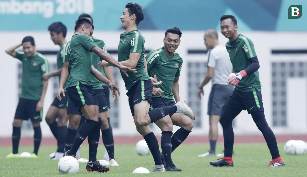 Pemain Indonesia melakukan sesi latihan di Stadion Wibawa Mukti, Jawa Barat, Jumat (02/11/2018). Latihan tersebut dalam rangka persiapan jelang laga Piala AFF 2018.  (Bola.com/M Iqbal Ichsan)