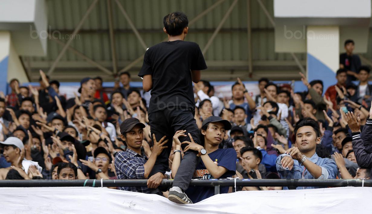 Suporter Universitas Muhammadiyah Malang (UMM) saat memberikan dukungan pada laga final Torabika Campus Cup 2017 di Stadion UM, Malang, Kamis, (02/11/2017). UMM menang 2-0 atas UM. (Bola.com/M Iqbal Ichsan)