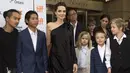 Pitt dan Jolie menikah pada tahun 2014 lalu, namun keduanya sudah dekat sejak tahun 2010. Dari pernikahannya itu, mereka memiliki 6 orang anak. Tiga di antaranya anak kandung, Shiloh dan si kembar Knox dan Vivienne. (AFP/Valerie Macon)