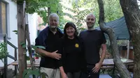 Sebuah keluarga di Austria, Kurt, Christa, dan Michael Schoenauer mengganderungi pencak silat sejak 2004. (Bola.com/Reza Khomaini)