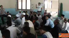 Citizen6, Medan: Massa sebuah organisasi kemasyarakatan berkumpul guna mencegah upaya pembongkaran Masjid Al-Ikhlas di Medan Sumatra Utara. (Pengirim:Afrian Effendi Lubis)