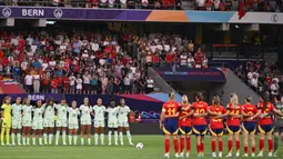 Pemain depan Timnas Portugal dan Liverpool, Diogo Jota meninggal dunia. Tampak dalam foto, para pemain tim Spanyol dan Portugal mengheningkan cipta selama satu menit untuk memberi penghormatan kepada penyerang Liverpool asal Portugal, Diogo Jota, menjelang pertandingan sepak bola UEFA Women's Euro 2025 Grup B antara Spanyol melawan Portugal di stadion Wankdorf di Bern, Jerman pada tanggal 3 Juli 2025. (SEBASTIEN BOZON/AFP)