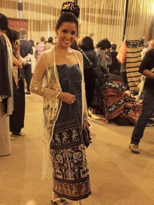 Titi Rajo Bintang adalah satu artis yang gencar mempromosikan kain tenun khas nusantara. (foto: instagram.com/titirajobintang)