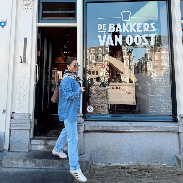 Definisi Couple Goals, Gaya Kompak Jennifer Bachdim dan Irfan Bachdim Momong Anak Saat Mudik ke Belanda