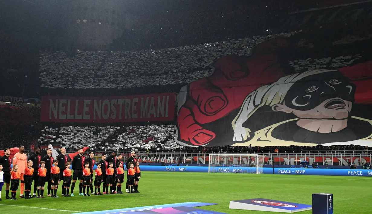Koreografi fans AC Milan saat laga leg pertama perempat final Liga Champions 2022/2023 melawan Napoli di San Siro, Milan, Kamis (13/04/2023) dini hari WIB. Pertandingan tersebut berhasil dimenangkan oleh tuan rumah melalui gol tunggal Ismael Bennacer. (AFP/Gabriel Bouys)