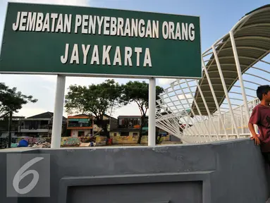 Sejumlah anak-anak bermain di atas JPO Jayakarta, Manggarai, Jakarta, Rabu (27/4/2016). JPO yang menghubungkan Menteng Tenggulun dan Manggarai tersebut dibangun untuk menggantikan transportasi perahu eretan. (Liputan6.com/Yoppy Renato)