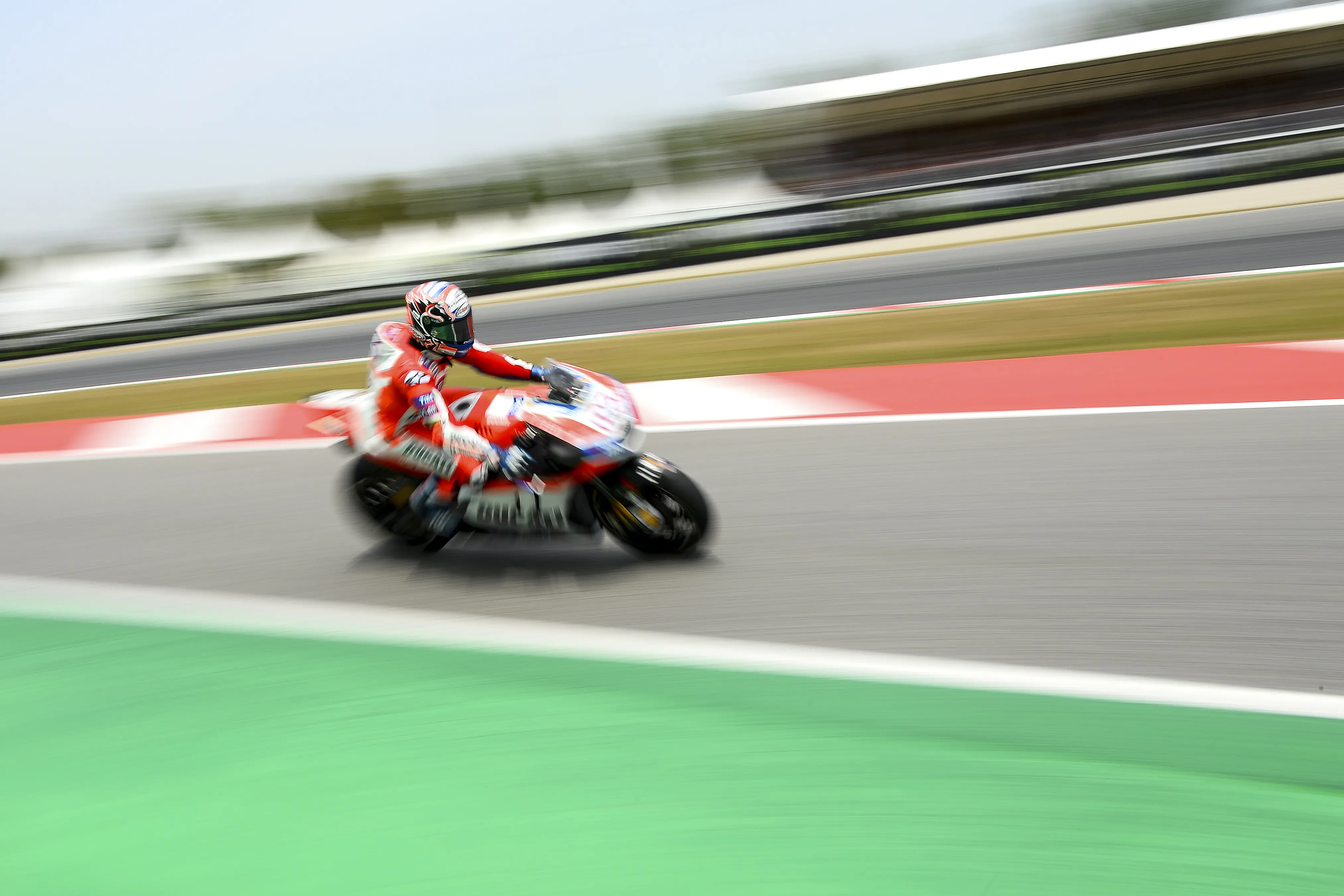 Pembalap Ducati, Andrea Dovizioso tampil cukup kompetitif pada latihan bebas MotoGP Catalunya 2017. (Josep LAGO / AFP)