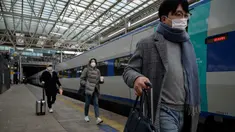Penumpang bersiap menaiki kereta menjelang liburan Tahun Baru Imlek di stasiun kereta api Seoul, Korea Selatan, Rabu (10/2/2021). Liburan Tahun Baru Imlek dimulai pada 11 Februari, dan puluhan juta orang Korea biasanya melakukan perjalanan ke seluruh negeri untuk pertemuan keluarga. (Ed JONES/AFP)