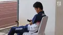 Salah satu atlet Asian Para Games 2018 dari Jepang duduk santai di Stadion Madya Kompleks Gelora Bung Karno, Jakarta, Kamis (11/10). Berbagai aktivitas dilakukan para atlet para atletik di luar arena. (Liputan6.com/Helmi Fithriansyah)