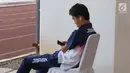 Salah satu atlet Asian Para Games 2018 dari Jepang duduk santai di Stadion Madya Kompleks Gelora Bung Karno, Jakarta, Kamis (11/10). Berbagai aktivitas dilakukan para atlet para atletik di luar arena. (Liputan6.com/Helmi Fithriansyah)