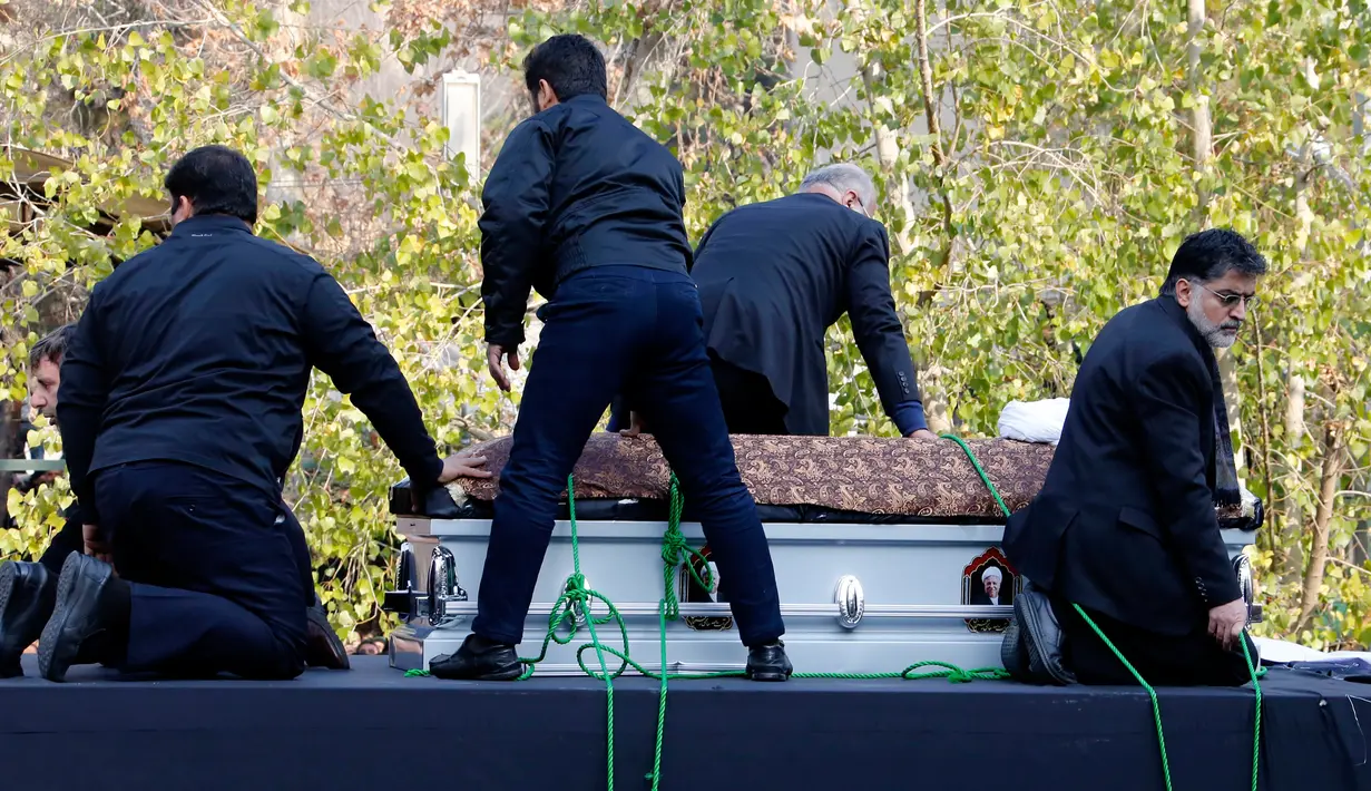 Peti mati yang membawa jenazah Ali Akbar Hashemi Rafsanjani tiba di tempat upacara pemakaman di Teheran, Iran (10/1). Mantan Presiden Iran tersebut meninggal dunia pada usia 82 tahun karena serangan jantung. (AFP/Atta Kenare)