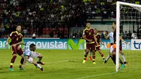 Bek Argentina, Nicolas Otamendi (dua dari kiri) mencetak gol ke gawang Venezuela, pada laga Kualifikasi Piala Dunia 2018 Zona Amerika Selatan, di Metropolitano Stadium, Merida, Rabu (7/9/2016) pagi WIB. Pertandingan berakhir dengan skor 2-2.  (Reuters/Mar