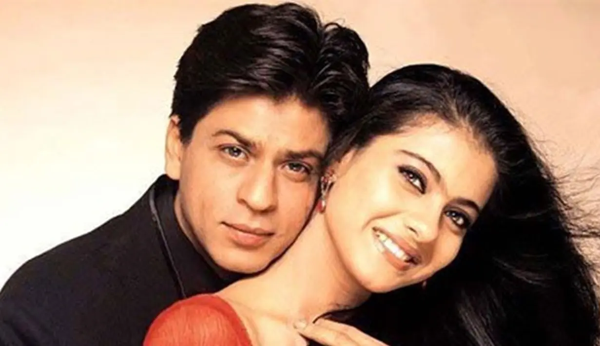 Tampaknya Kajol sudah ditakdirkan menjadi pasangan Shahrukh Khan di film. Lantaran film yang dibintangi mereka selalu laris manis, memang keduanya mempunyai chemistry kuat. (Foto: indianexpress.com)