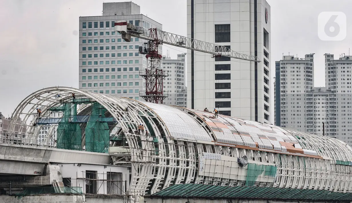 Pekerja menyelesaikan pembangunan stasiun Light Rail Transit (LRT) Dukuh Atas, Jakarta, Rabu (17/2/2021). Data per Januari 2021, pengerjaan prasarana LRT Jabodebek Tahap I telah mencapai 80,7 persen sehingga target beroperasi pada pertengahan 2022 akan tercapai. (merdeka.com/Iqbal S Nugroho)