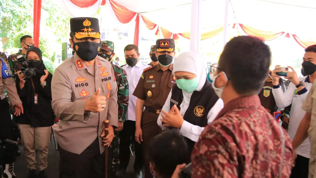 Kapolda Jatim, Irjen Nico Afinta meninjau vaksinasi untuk disabilitas dan ODGJ. (Dian Kurniawan/Liputan6.com)