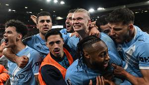 Penyerang Manchester City, Erling Haaland (tengah), merayakan gol kedua timnya bersama rekan-rekan setimnya dalam pertandingan Liga Inggris antara Liverpool dan Manchester City di Stadion Anfield, Liverpool, Inggris barat laut, pada 8 Februari 2026. (Paul ELLIS / AFP)
