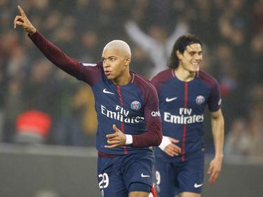 Pemain PSG, Kylian Mbappe (kiri) merayakan gol ke gawang Caen pada lanjutan Ligue 1 Prancis di Parc des Princes stadium, Paris, (20/12/2017). PSG menang 3-1. (AP/Francois Mori)