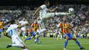 Aksi pemain Real Madrid, Casemiro melakukan tembakan dengan melompat saat melawan Valencia pada lanjutan La Liga Spanyol di Santiago Bernabeu stadium, Madrid, (27/8/2017). Real ditahan Imbang 2-2. (AP/Francisco Seco)