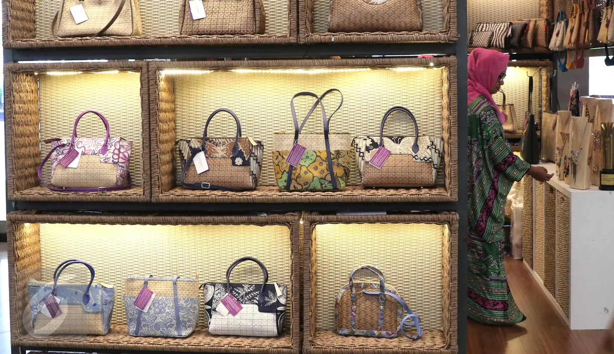 Produk kerajinan tas yang dipamerkan pada ajang pameran Indocraft 2015, di JCC, Jakarta, Rabu (18/11). Pameran tahunan ini menampilkan hasil kerajinan dari seluruh Indonesia. (Liputan6.com/Angga Yuniar)