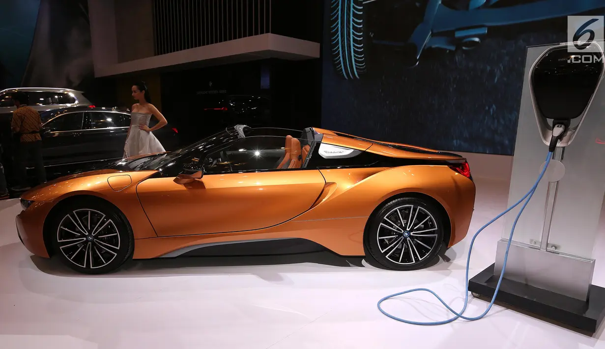 Model bersanding di mobil BMW i8 Roadster diluncurkan pada Gaikindo Indonesia International Auto Show (GIIAS) 2018 di ICE BSD City, Tangerang, Kamis (2/8). BMW i8 Roadster menggunakan atap berbahan soft-top. (Liputan6.com/Fery Pradolo)
