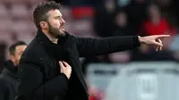 Pelatih Middlesbrough, Michael Carrick memberi instruksi dari pinggir lapangan saat menghadapi Brighton and Hove Albion pada laga putaran ketiga Piala FA 2022/2023 di Riverside Stadium, Middlesbrough (7/1/2023). Michael Carrick saat ini tengah membesut Middlesbrough sejak ditunjuk pada 24 Oktober 2022. Sebelumnya ia sempat menjadi caretaker Manchester United hanya dalam 3 laga, mulai 21 November 2021 hingga 2 Desember 2021. (AFP/Oli Scarff)