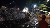 Update Longsor Sampah di TPST Bantargebang: 7 Truk Tertimbun, 2 Masih Proses Evakuasi