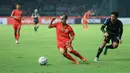 <p>Pemain Persija Jakarta, Riko Simanjuntak (kiri) melewati pemain Bhayangkara Presisi, David Maulana pada laga pekan ketiga BRI Liga 1 2023/2024 di Stadion Patriot Candrabhaga, Bekasi, Minggu (16/7/2023). Persija menang dengan skor 4-1. (Bola.com/M Iqbal Ichsan)</p>