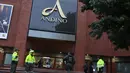 Seorang anggota regu penjinak bom bergegas setelah ledakan terjadi di sebuah toilet pusat perbelanjaan elit, Andino, di ibu kota Kolombia, Bogota, Sabtu (17/6). Akibatnya, seorang perempuan tewas dan 11 orang lainnya terluka. (AP Photo/Ricardo Mazalan)