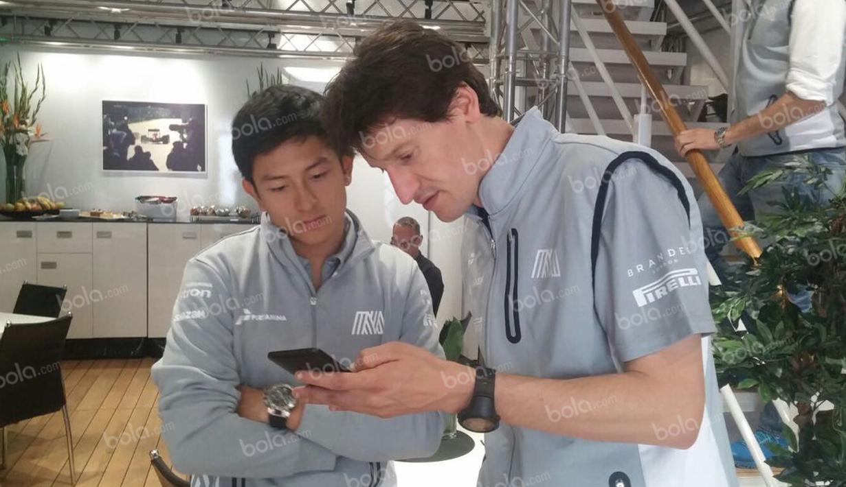 Pebalap Manor Racing asal Indonesia, Rio Haryanto, bersama pelatihnya, Moises Vila Blanch (kanan), seusai latihan bebas kedua F1 GP Spanyol di Sirkuit Catalunya, Spanyol, Jumat (13/5/2016). (Bola.com/Reza Khomaini)