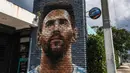Mural wajah Lionel Messi yang berada di salah satu jalan di Miami, Amerika Serikat. Messi memutuskan untuk bergabung dengan klub MLS, Inter Miami, pada Rabu (7/6/2023). (AFP/Giorgio Viera)