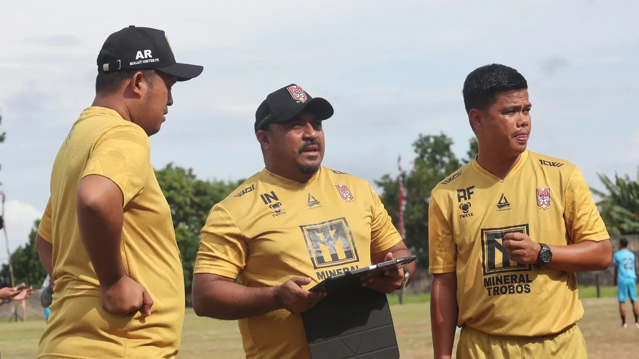 Pelatih Malut United, Imran Nahumarury, dan kedua asistennya.